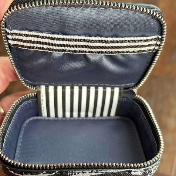 Henri Bendel small zip around pouch (zipper is hard to zip) - Picture 8 of 9